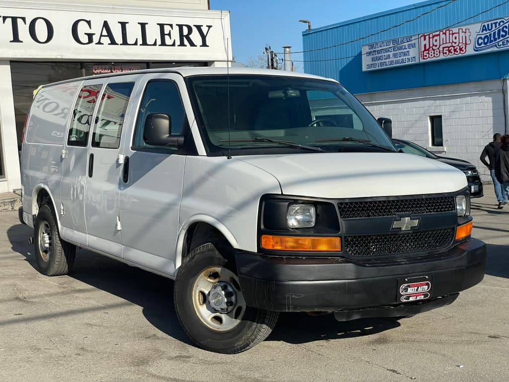 2010 Chevrolet Express Cargo Van - photo 3