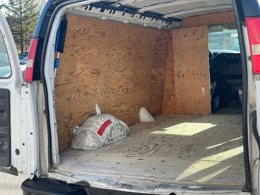 2010 Chevrolet Express Cargo Van - photo 9