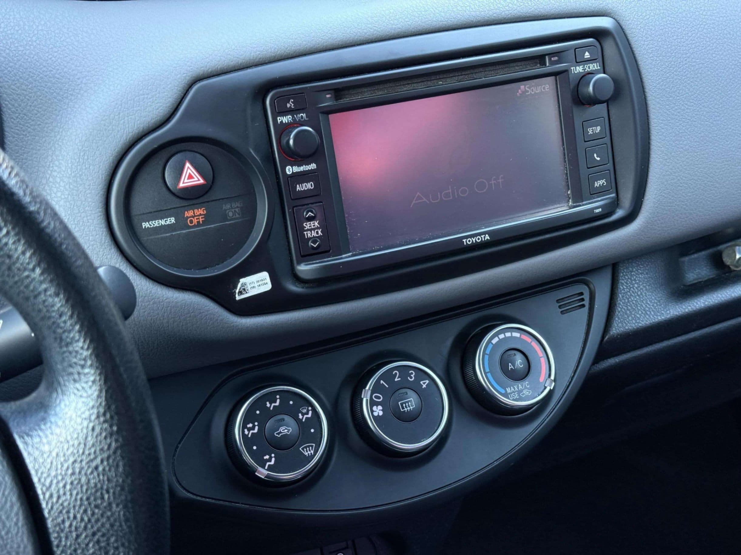 2015 Toyota Yaris - photo 11