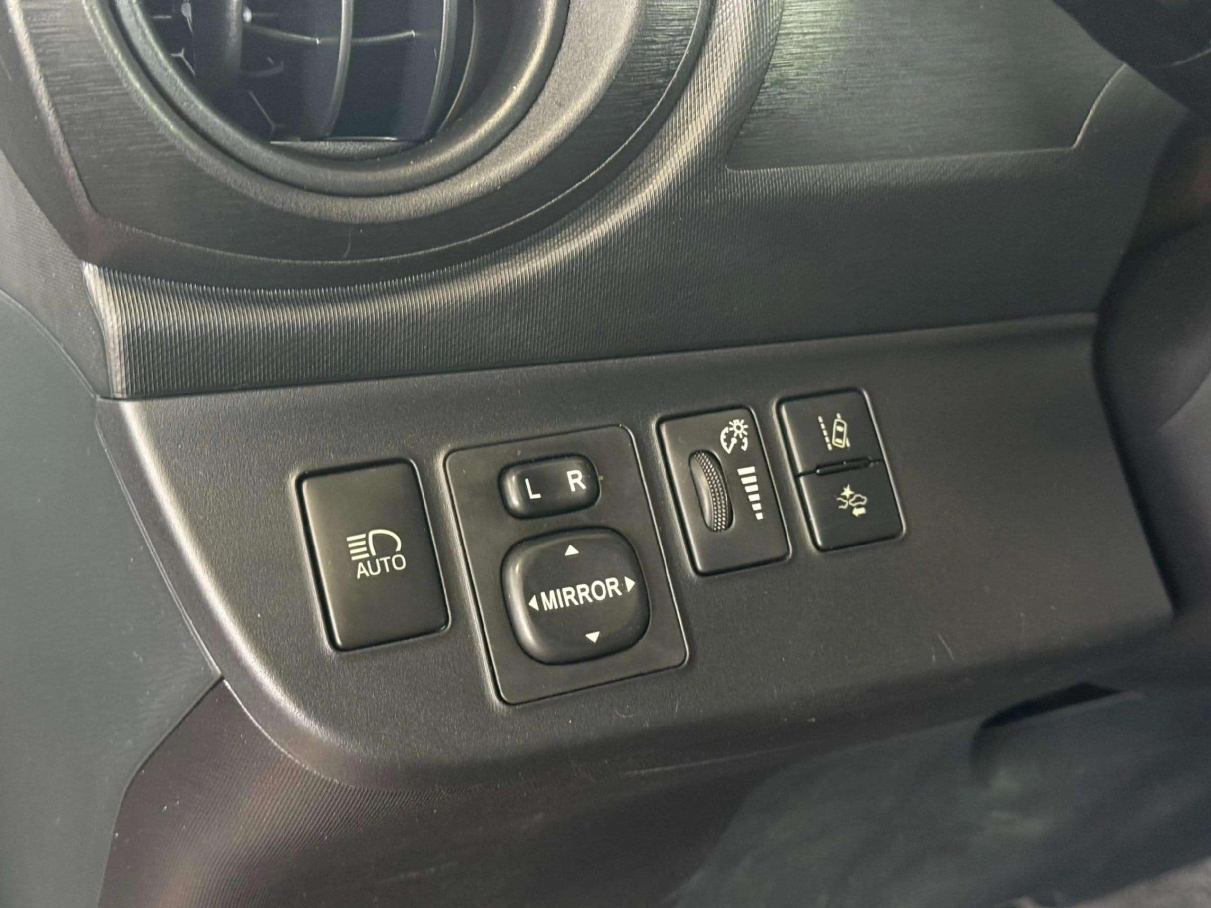2017 Toyota Prius c - photo 17