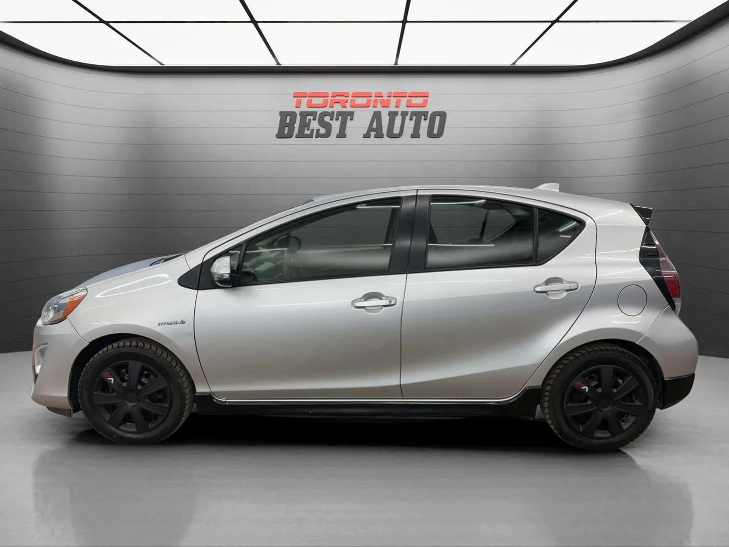 2017 Toyota Prius c - photo 4