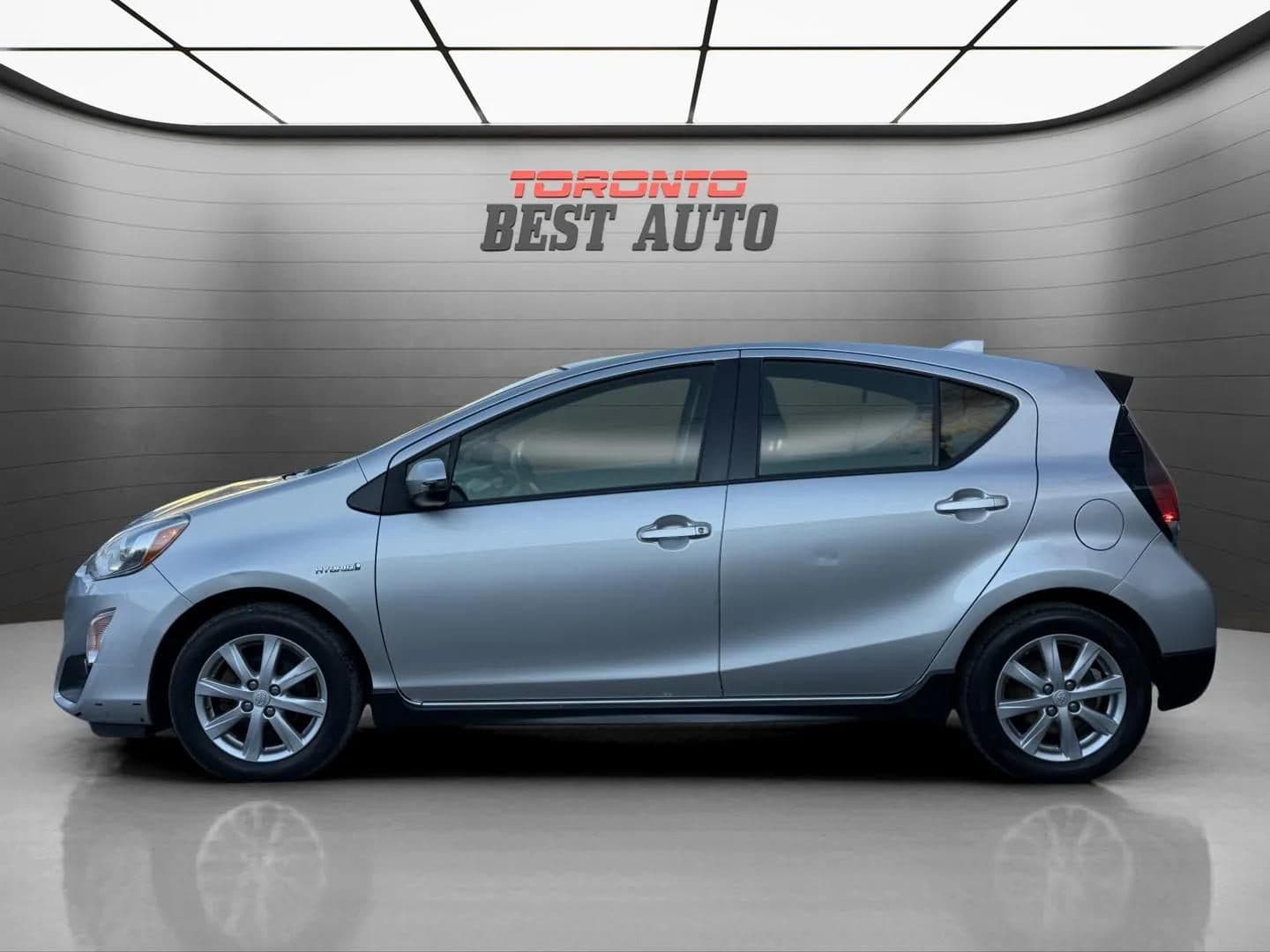 2017 Toyota Prius c - photo 4